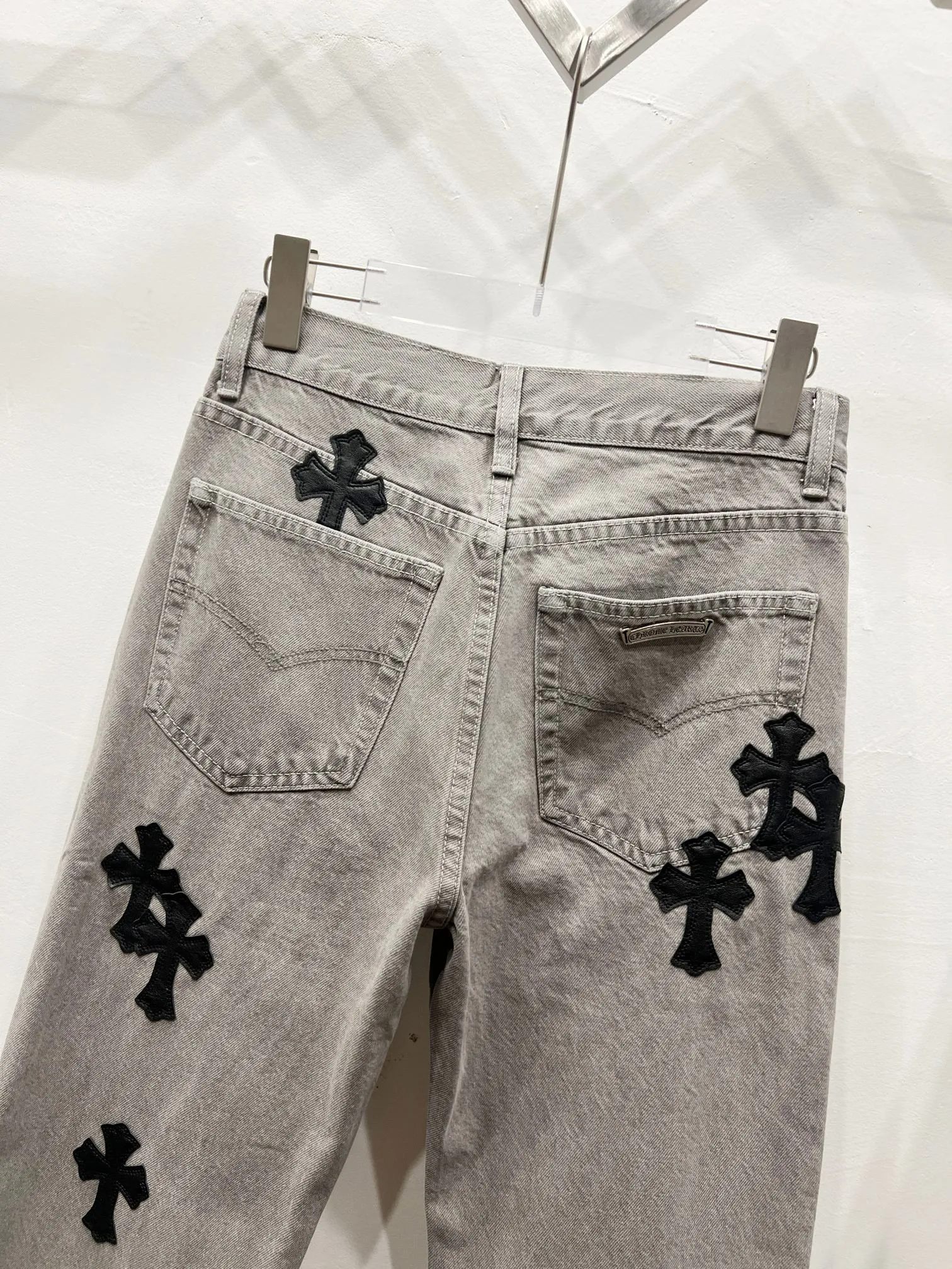 P220 Style No.: (c014) Chrome Hearts CH Chrome Hearts Heavy Industry Damaged High Street Jeans Exude uninhibited personality and unique charm. Every wear and tear is carefully designed to present a unique artistic feel. Made of imported denim fabric, which has undergone heavy industrial washing and destruction treatment, the trousers show a super cool effect on the upper body, allowing you to dominate the fashion stage.  This is more than just a pair of jeans, it is an expression of attitude. With its unique design concept and ultimate pursuit of details, Croxin breaks traditional boundaries and defines the jeans trend in the new era. The trousers are made of double-layer woven fabric and matched with customized hardware, showing an incomparably beautiful and unique style, making every wearer the focus of fashion. Imported denim fabric, super heavy-duty washed and damaged, the upper body is super cool! Customized hardware. Unbeatable and beautiful style. The production process is difficult. Full of high street feel. Color: Gray Size: S M L XL XXL